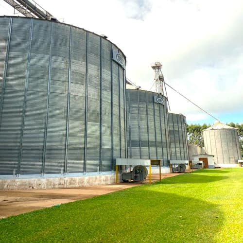 Silos de uma empresa em que realizamos o licenciamento ambiental.